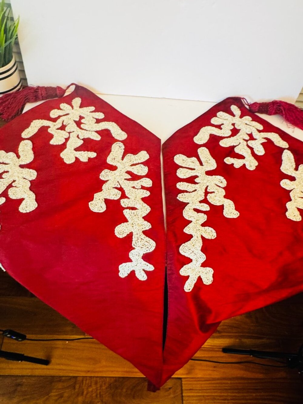 Saro Lifestyle Irena Collection Elegant Red Off-White Table Runner Beaded Embroi - Picture 13 of 16